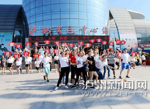 創(chuàng)文“快閃”。姚艾青 攝