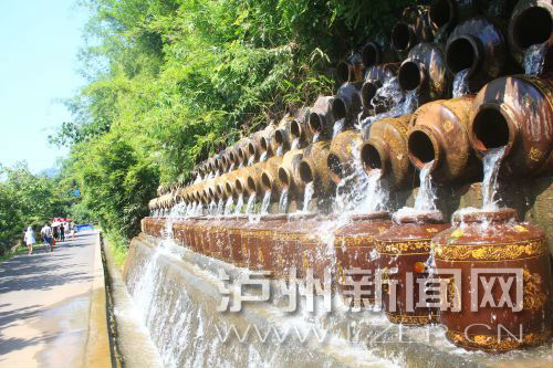 花田酒地景區(qū)酒壇倒出了水的靈動(dòng)。
